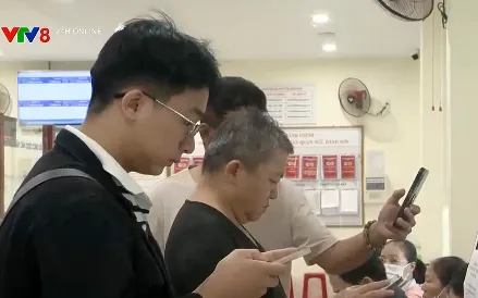 Người dân Đà Nẵng xếp hàng chờ làm thủ tục đất đai