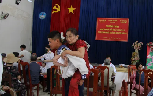 Gần 1.000 người dân được tư vấn, khám sức khỏe và cấp phát thuốc miễn phí