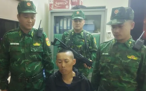 Xô xát tại khu vực cửa khẩu, nam thanh niên dùng dao cứa cổ đối thủ