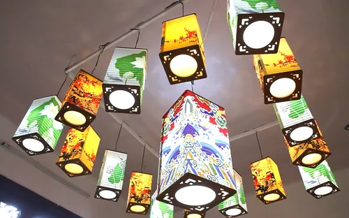 Lung linh đèn xếp Huế