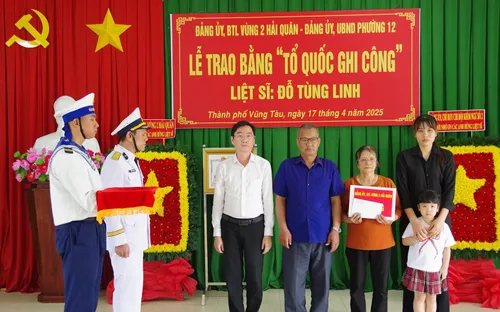 Vùng 2 Hải quân trao bằng “Tổ quốc ghi công” cho thân nhân liệt sĩ