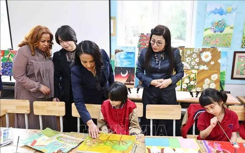 Phu nhân Thủ tướng Việt Nam và Phu nhân Thủ tướng Ethiopia thăm học sinh Trường Nguyễn Đình Chiểu