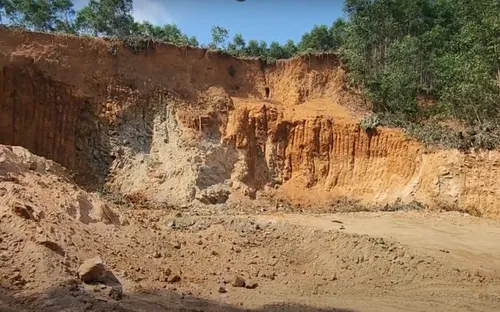 Ngang nhiên khai thác hàng ngàn mét khối đất trái phép ở Quảng Nam