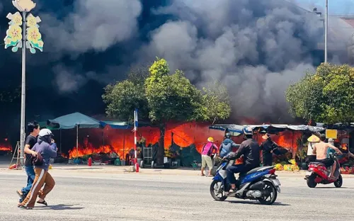 Cháy lớn thiêu rụi nhiều sạp hàng ở chợ An Lỗ ở Huế