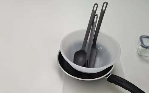 Nghiên cứu mới: Dụng cụ nấu ăn bằng nhựa và chống dính đe dọa sức khỏe người dùng