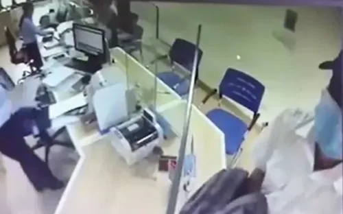 Điều tra, truy tìm đối tượng bịt mặt, cầm dao cướp ngân hàng ở Hà Nội