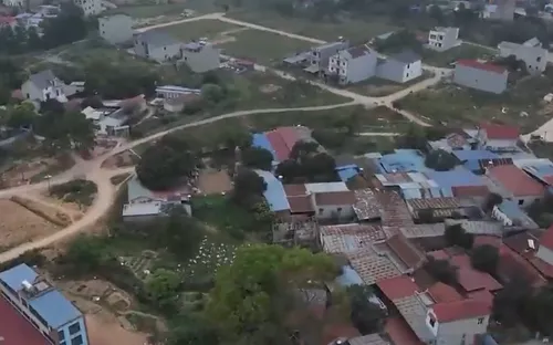 Khu tái định cư 9 năm "treo" hạ tầng, đường nước sạch treo lên cột điện