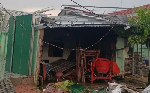 Dông lốc kèm mưa đá làm hàng chục nhà dân tốc mái, nhiều tài sản, hoa màu bị thiệt hại