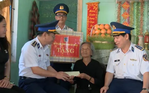 Bộ tư lệnh Vùng cảnh sát biển 2 chăm lo cho gia đình chính sách