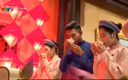 Thưởng trà trong Hoàng Cung Huế