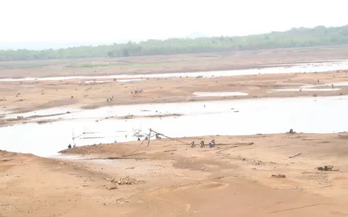 Hồ thuỷ lợi trơ đáy, hàng loạt cây trồng "khát nước"