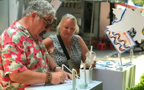 Người dân, du khách sôi nổi hưởng ứng VTV ON AIR, lan tỏa thông điệp yêu thương trên cây Hòa bình