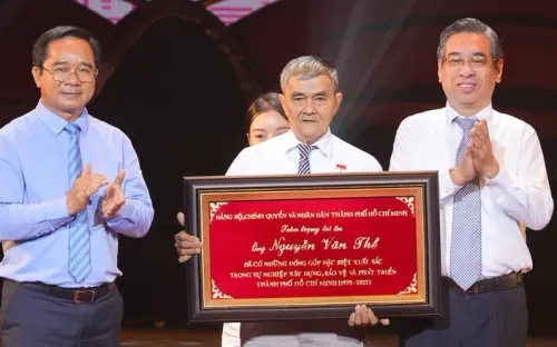 Gặp ông cán bộ ấp đập nhà làm đường cho người dân