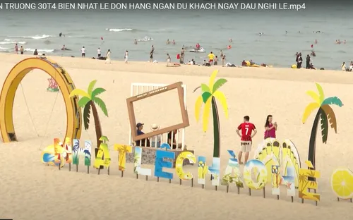 Biển Nhật Lệ đón hàng ngàn du khách ngày đầu nghỉ lễ