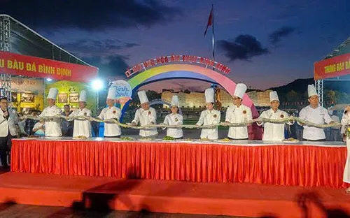 Chiếc bánh cuốn dài gần 10m hút khách du lịch tại Bình Định