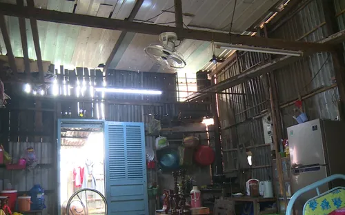 TP Hồ Chí Minh: Người dân nghèo xúc động khi được xóa nhà dột nát