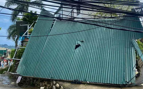 Ngày nghỉ lễ cuối, Hòa Bình dông lốc mạnh như gió bão