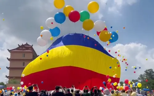 Thả đại kỳ lớn nhất thế giới mừng Đại lễ Vesak 2025