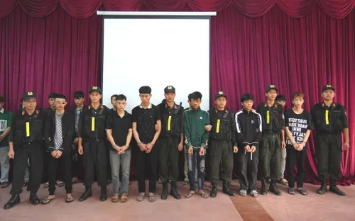 Khởi tố 18 “quái xế” đi xe máy mang theo dao phóng lợn, gây rối trật tự công cộng