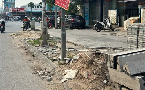 Lấn chiếm, xả rác bừa bãi trên đường Nguyễn Xiển khiến vỉa hè xuống cấp nghiêm trọng