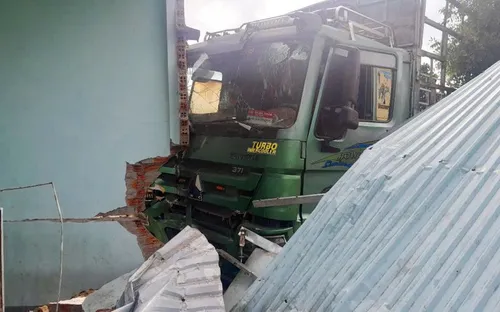 Ô tô tải tông sập nhà dân khiến hai cháu bé thương vong