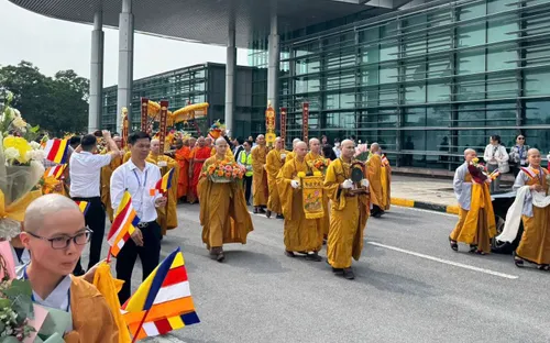 Cung rước xá lợi Phật từ sân bay Nội Bài về chùa Quán Sứ