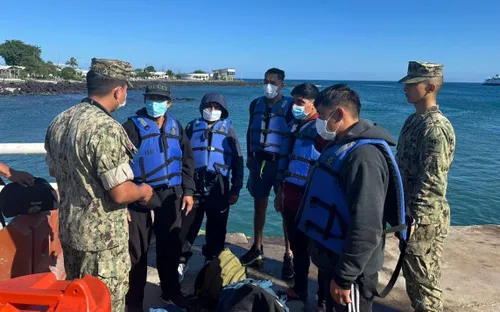 Giải cứu 5 ngư dân trôi dạt trên biển suốt 55 ngày