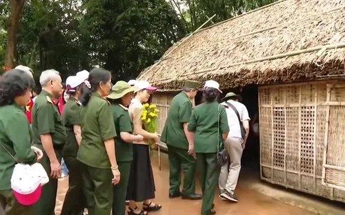 Hành trình về làng Sen - Hành trình tri ân