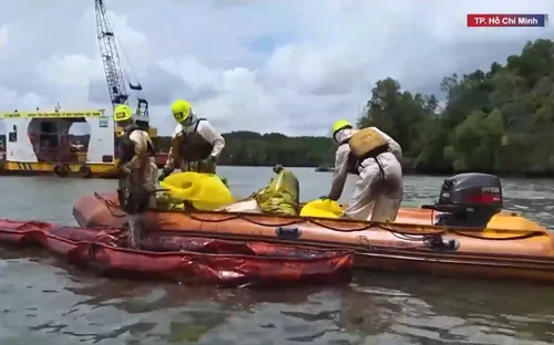 Khắc phục sự cố tràn dầu ở Cần Giờ gặp nhiều khó khăn