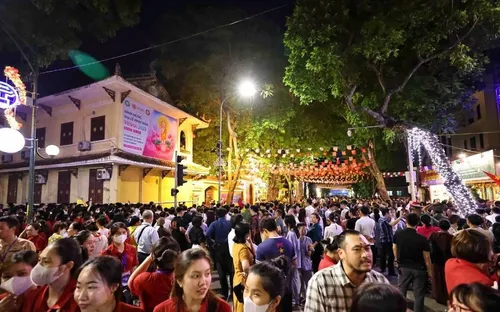 Người dân xếp hàng xuyên đêm chiêm bái xá lợi Đức Phật tại chùa Quán Sứ