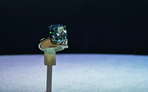 Đấu giá viên kim cương xanh quý hiếm hàng đầu thế giới