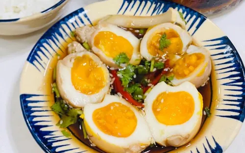 Cơm trắng hết veo nhờ món trứng ngâm tương thần thánh