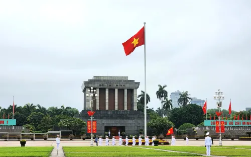 Lễ chào cờ đặc biệt tại Quảng trường Ba Đình nhân kỷ niệm 135 năm ngày sinh của Chủ tịch Hồ Chí Minh