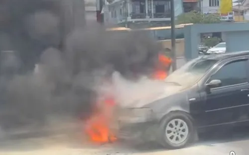 Ô tô bốc cháy ngùn ngụt khi đang chạy ở Huế
