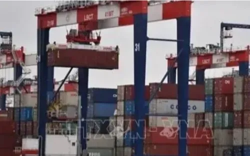 Thuế quan tạm hạ nhiệt, doanh nghiệp tranh thủ “chạy hàng”