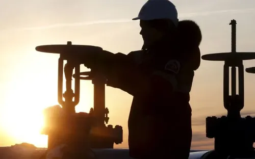 Thị trường dầu mỏ đối mặt nhiều sức ép