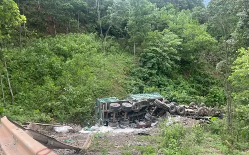 Xe đầu kéo lao xuống vực, tài xế kịp thoát khỏi cabin