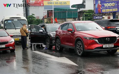 Hà Nội: Tai nạn liên hoàn giữa 3 ô tô trên cầu vượt Trần Duy Hưng - Nguyễn Chí Thanh