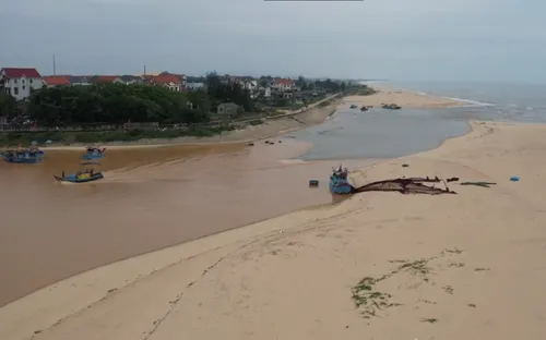 Cửa sông cạn, ngư dân Quảng Bình lao đao