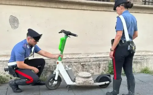 Cảnh sát Italy truy đuổi du khách mang cổ vật La Mã chạy trốn