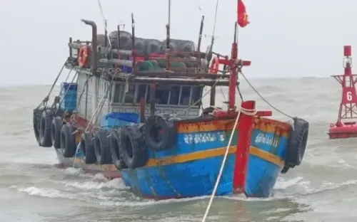 Kịp thời cứu hộ tàu cá gặp nạn ở Cửa Hội