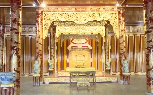 Ngai vua Triều Nguyễn ở Đại nội Huế bị xâm hại