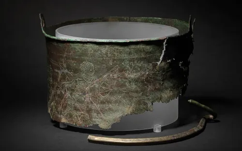 Phát hiện nội dung bí ẩn bên trong chiếc bình hơn 1.000 năm tuổi