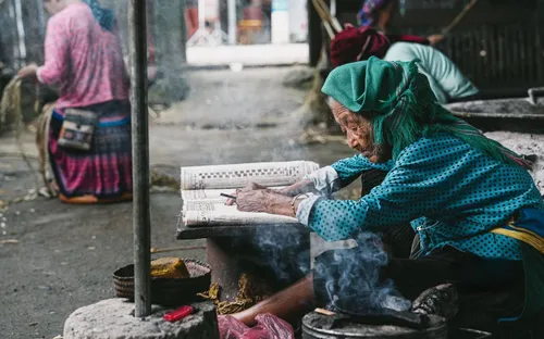 Những đôi tay 'kể chuyện' bằng sợi lanh Lùng Tám