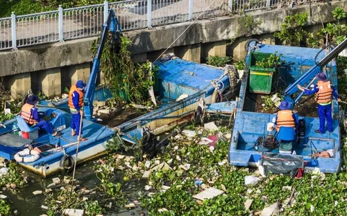 TP Hồ Chí Minh đề xuất vớt rác định kỳ 23 tuyến kênh