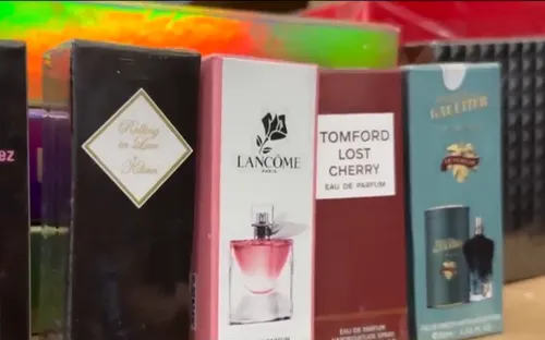 Phát hiện kho hàng nghi giả nước hoa LV, Lelabo giữa phố cổ Hà Nội