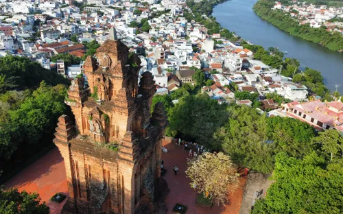 Dáng hoa bên chân tháp cổ Núi Nhạn