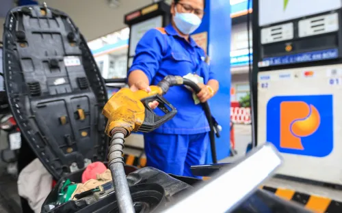 Giá xăng tăng trở lại