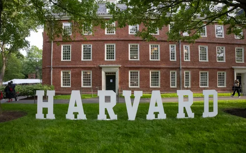 Hoãn tước quyền tuyển sinh viên quốc tế của Đại học Harvard