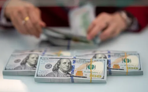 USD Chuyển Động Trái Chiều: Giá Bán Tại Việt Nam Tăng Vọt Dù Chỉ Số Toàn Cầu Giảm